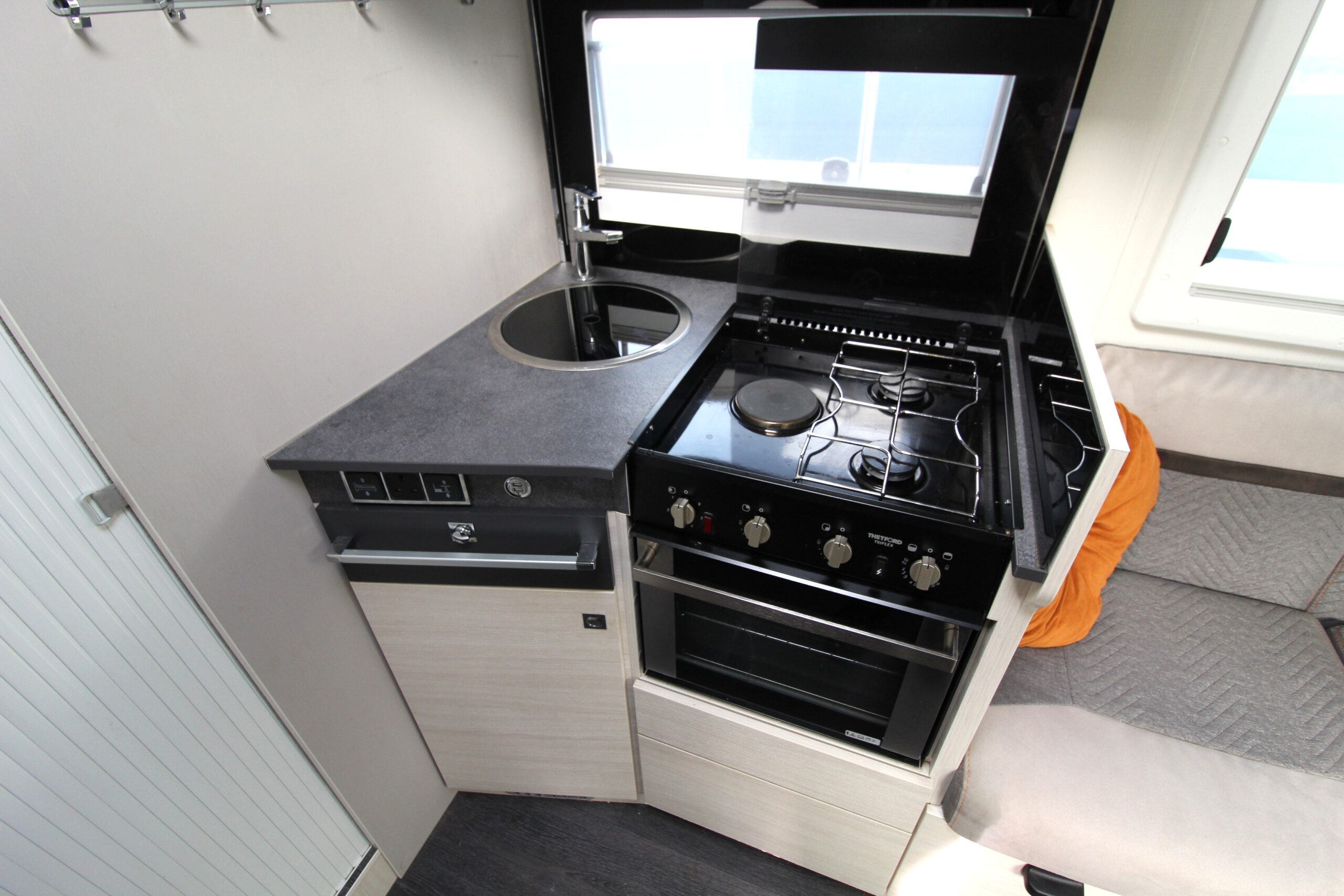 2021-chausson-titanium-premium-650-24.jpg