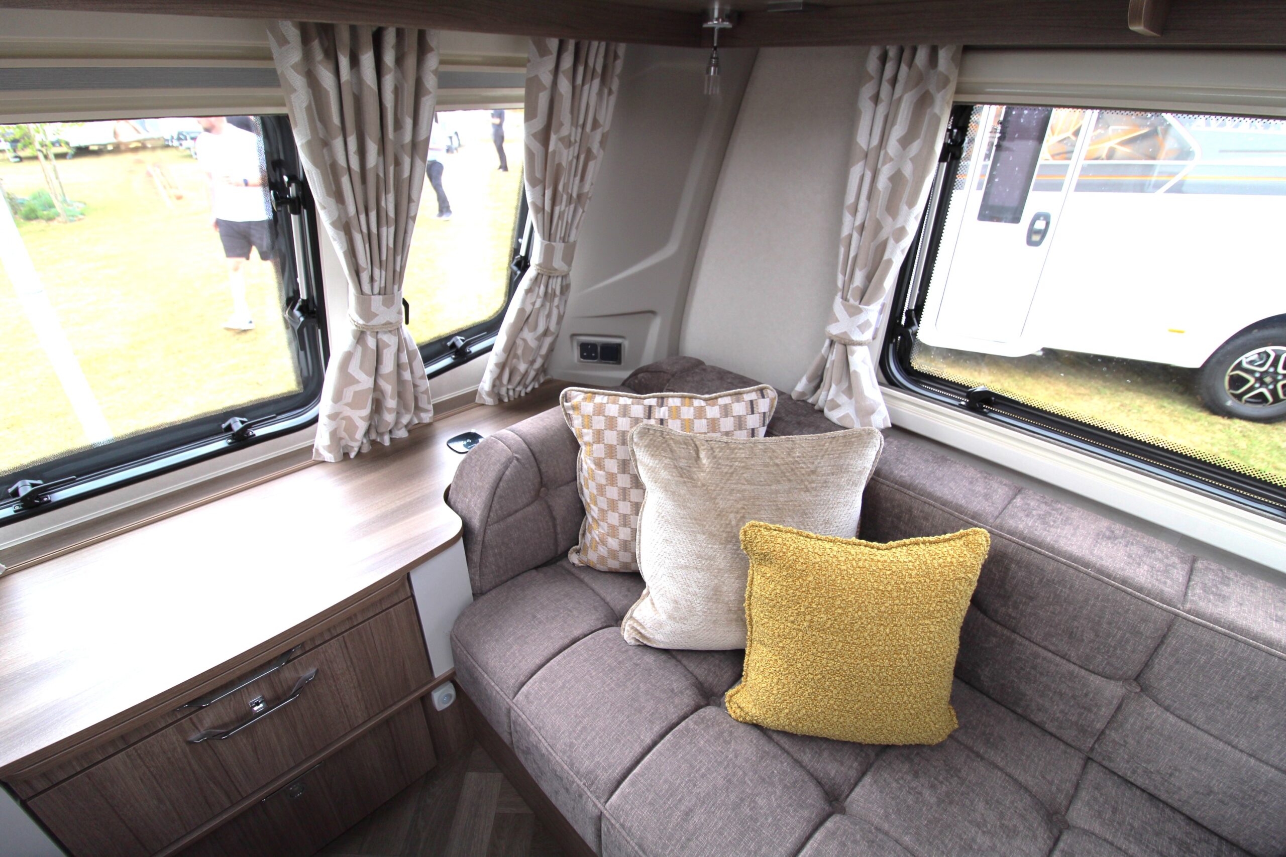 2026-coachman-vip-575-9.jpg