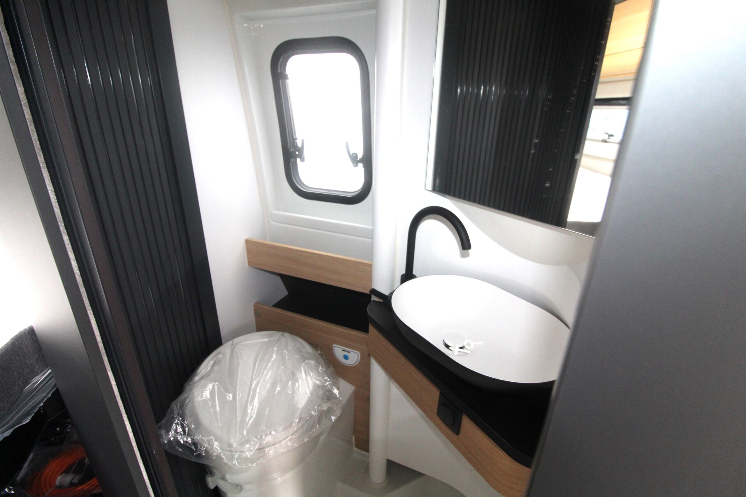 adria-twin-max-680-sgx-56024-k04-38.jpg