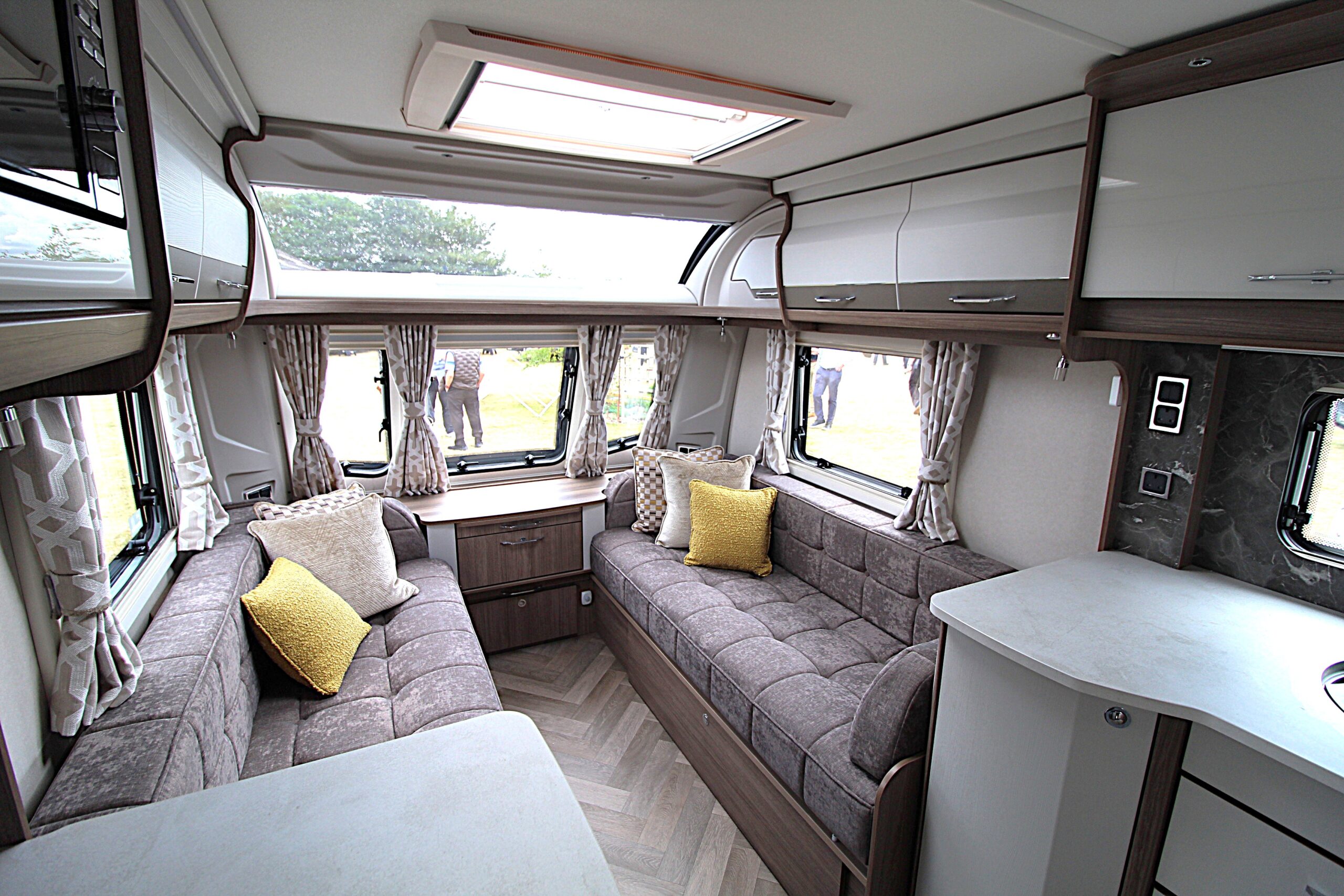 2020-coachman-vip-460-11.jpg