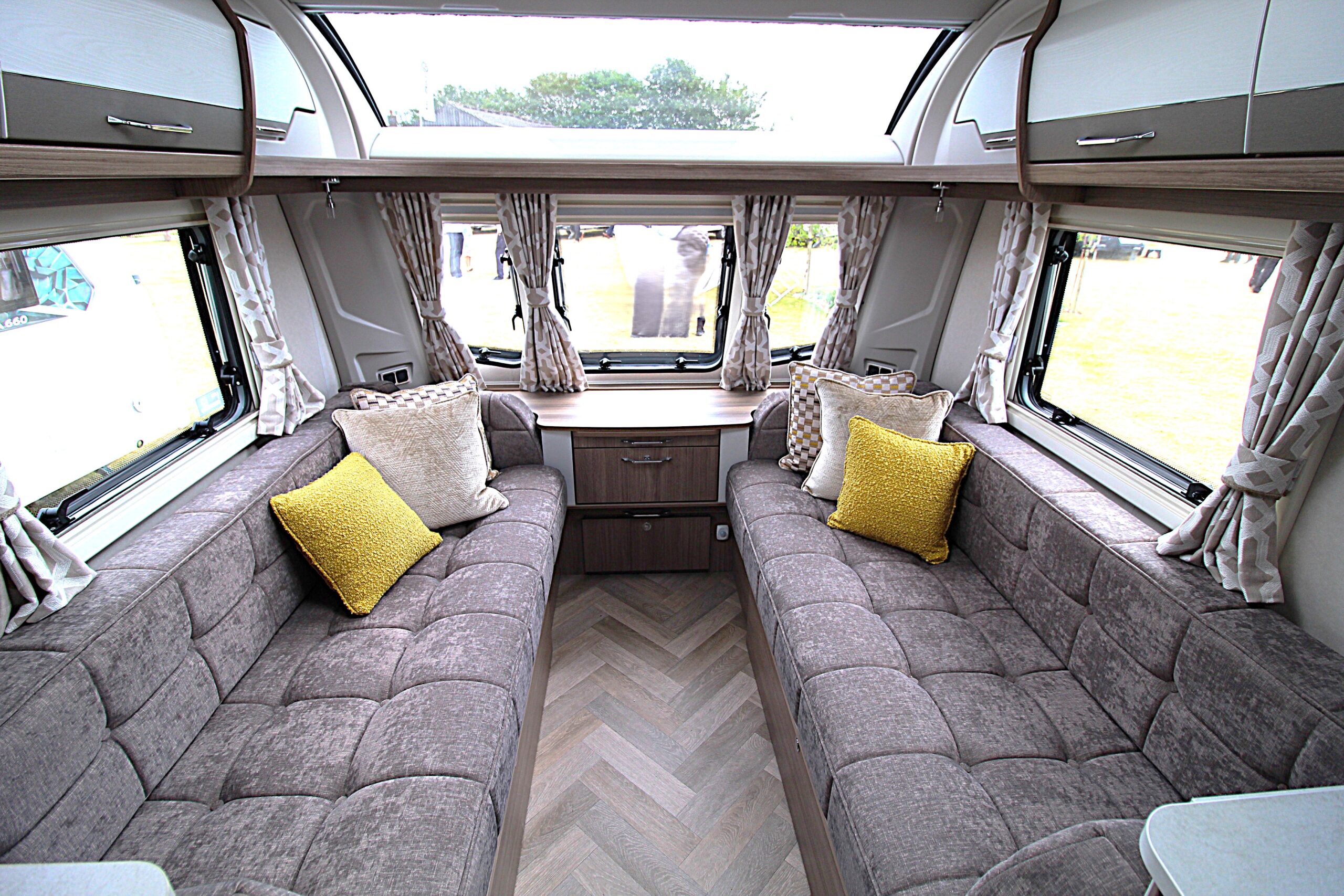 2020-coachman-vip-460-12.jpg