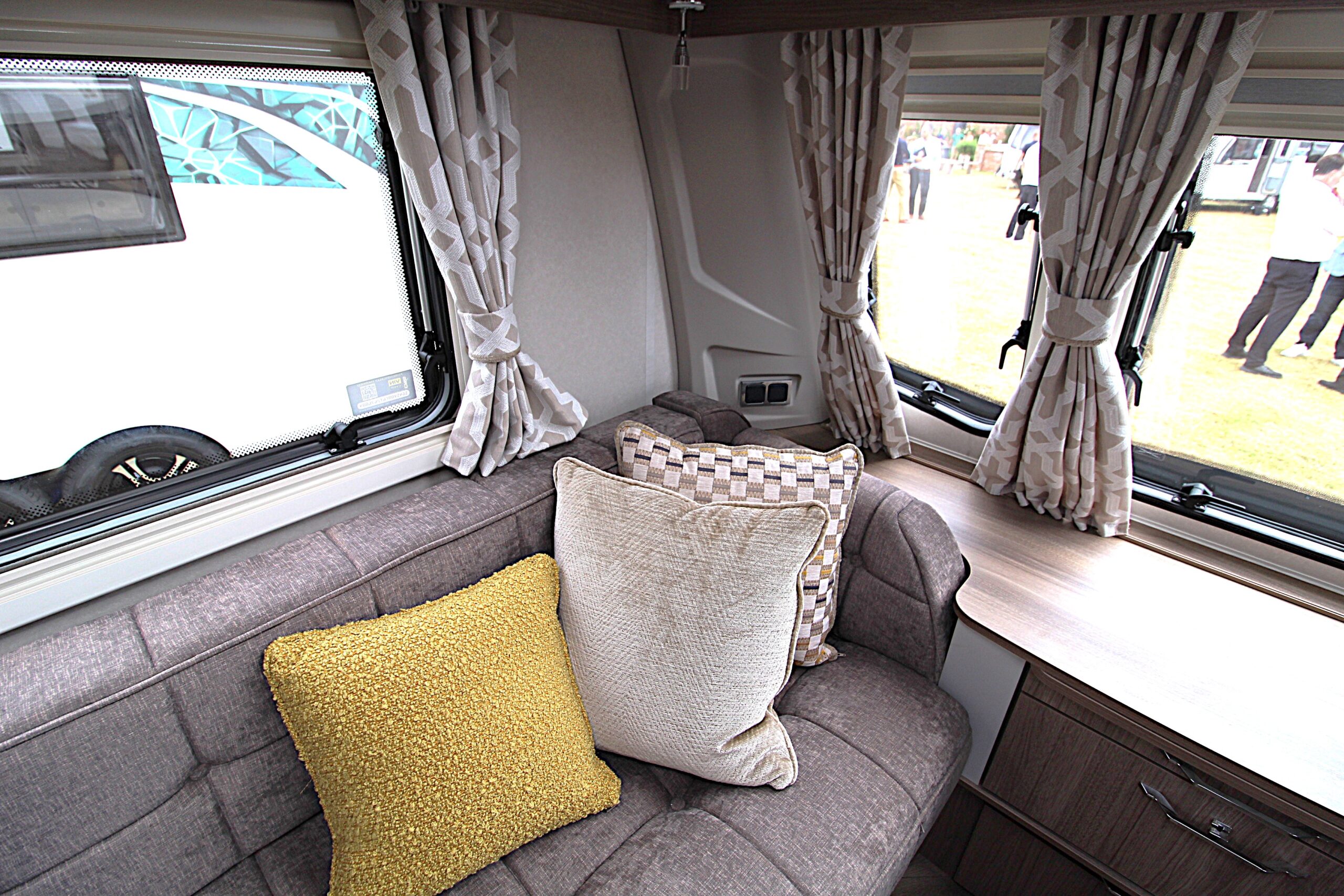 2020-coachman-vip-460-13.jpg