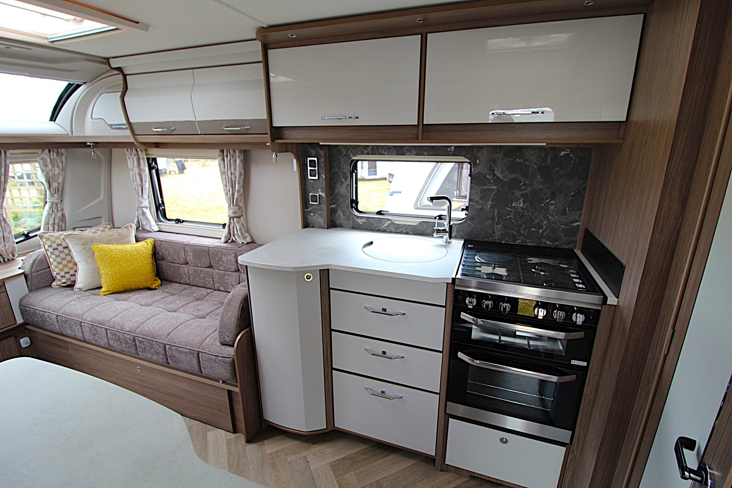 2020-coachman-vip-460-16.jpg