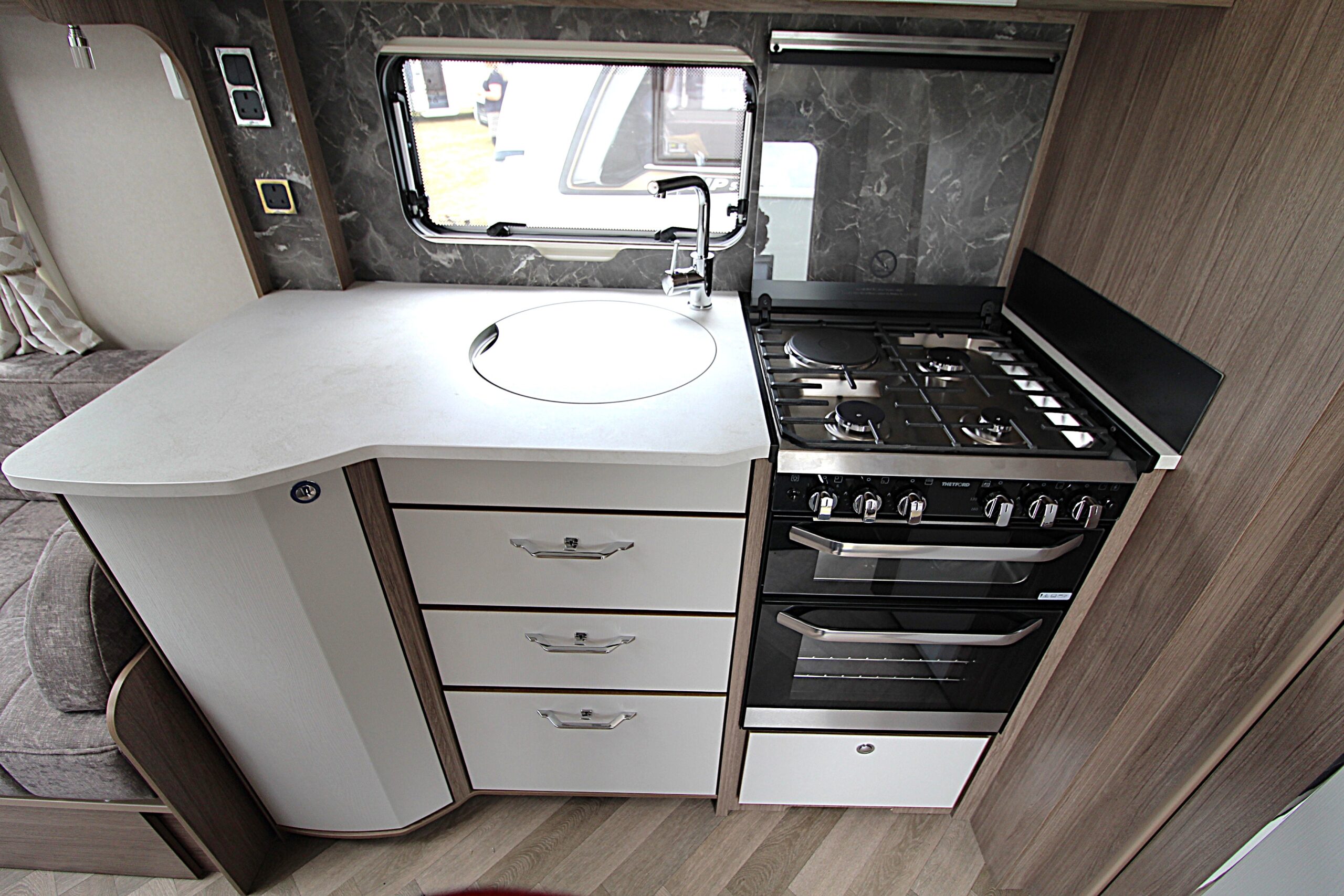 2020-coachman-vip-460-17.jpg