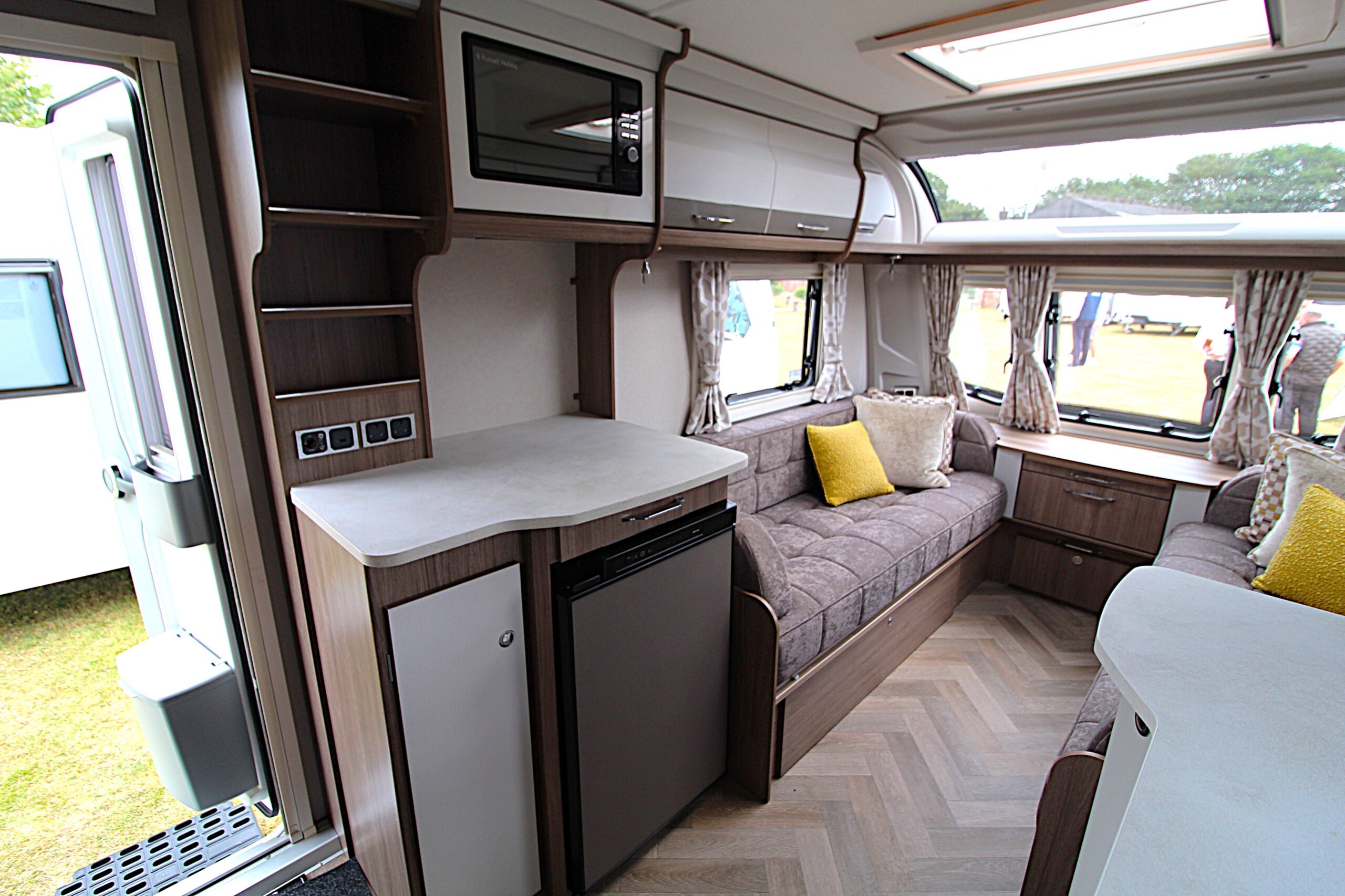 2020-coachman-vip-460-18.jpg