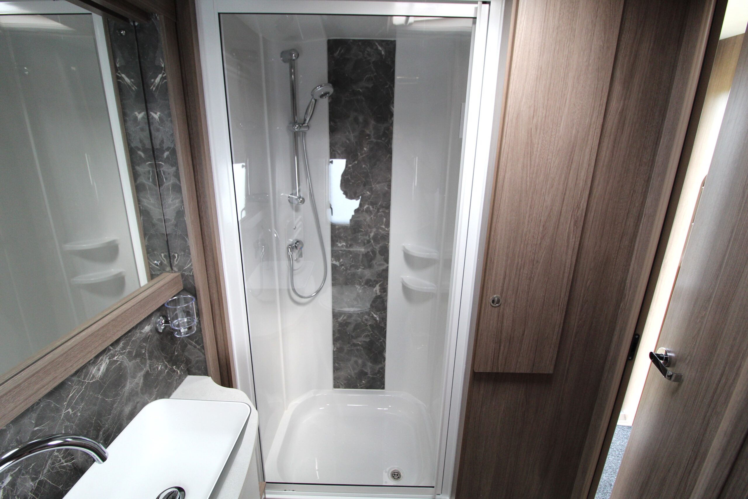 2020-coachman-vip-460-26.jpg