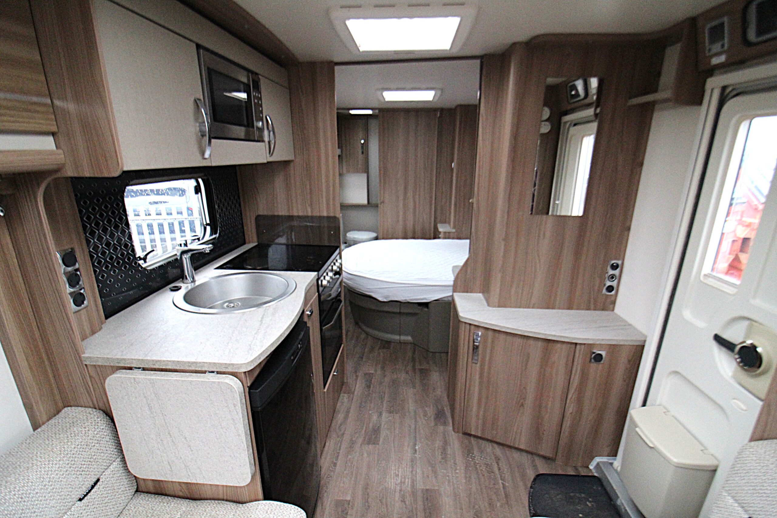 2020-swift-challenger-580-used-13.jpg