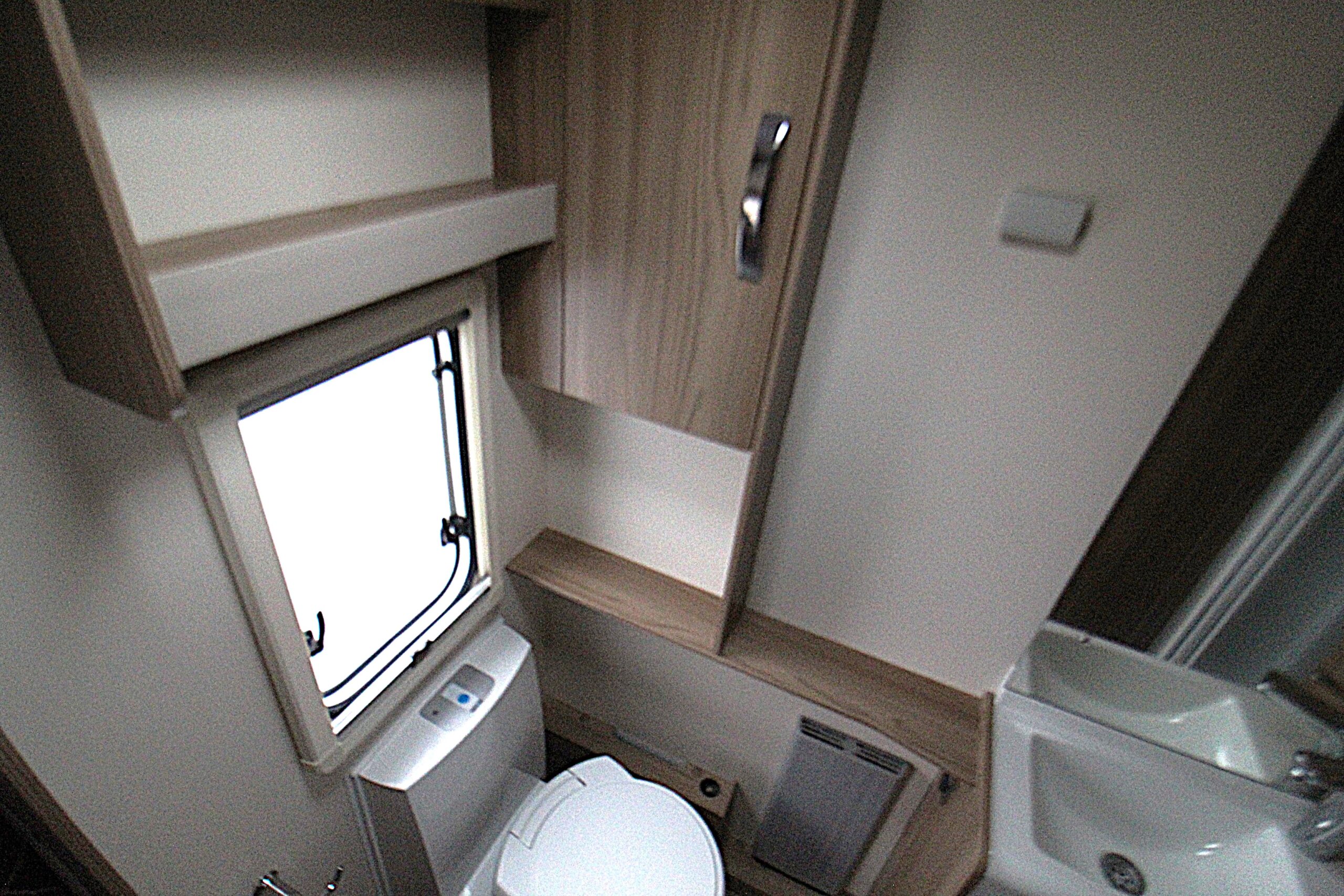 2020-swift-challenger-580-used-19.jpg