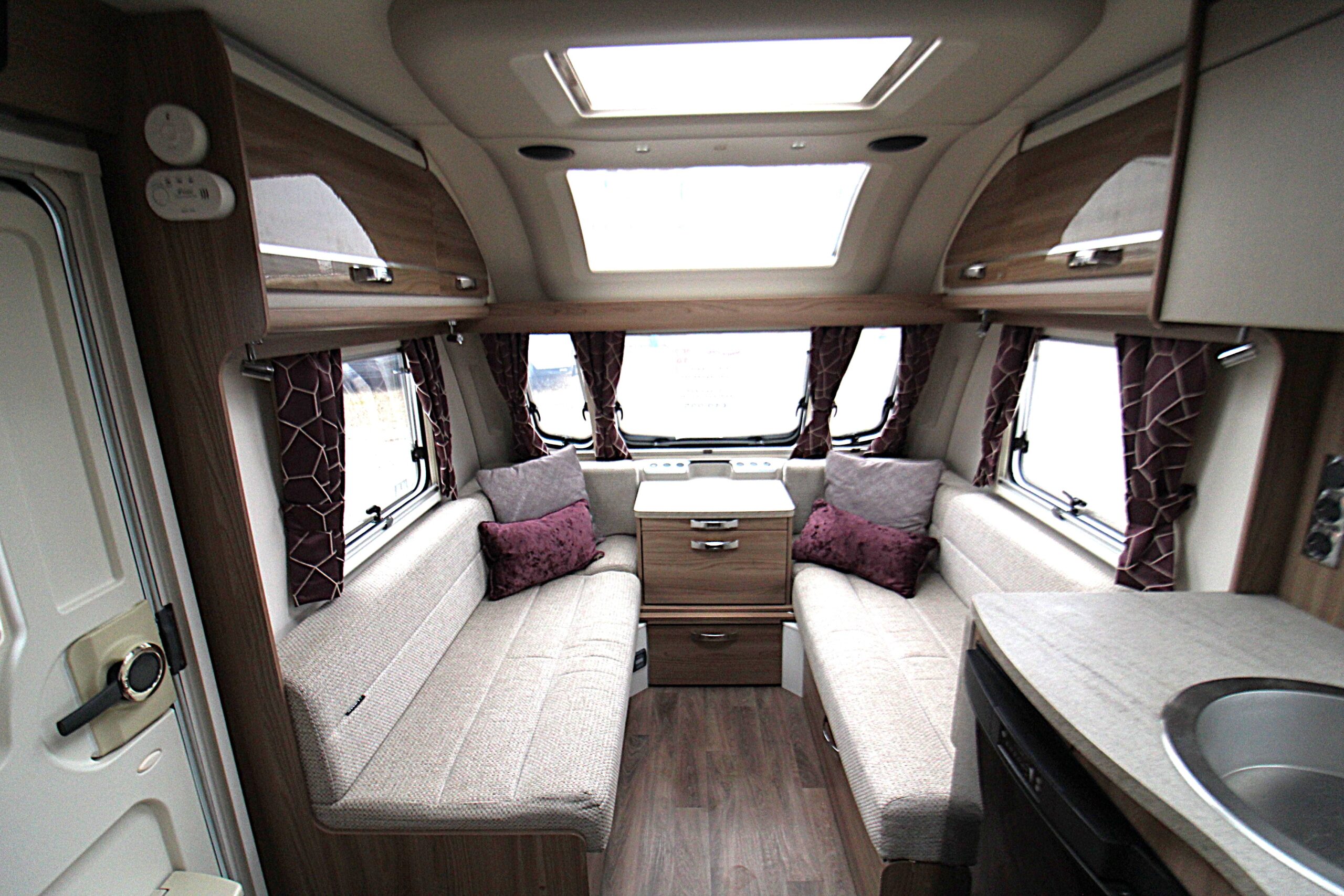 2020-swift-challenger-580-used-9.jpg