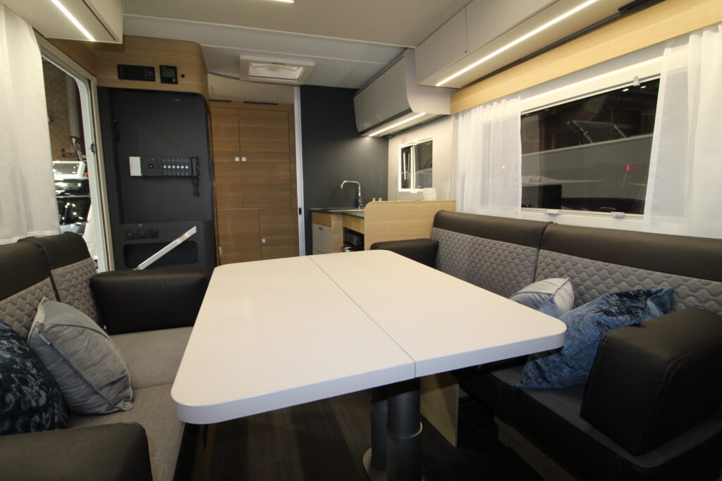 2024-adria-matrix-axxess-600-dt-7-scaled.avif