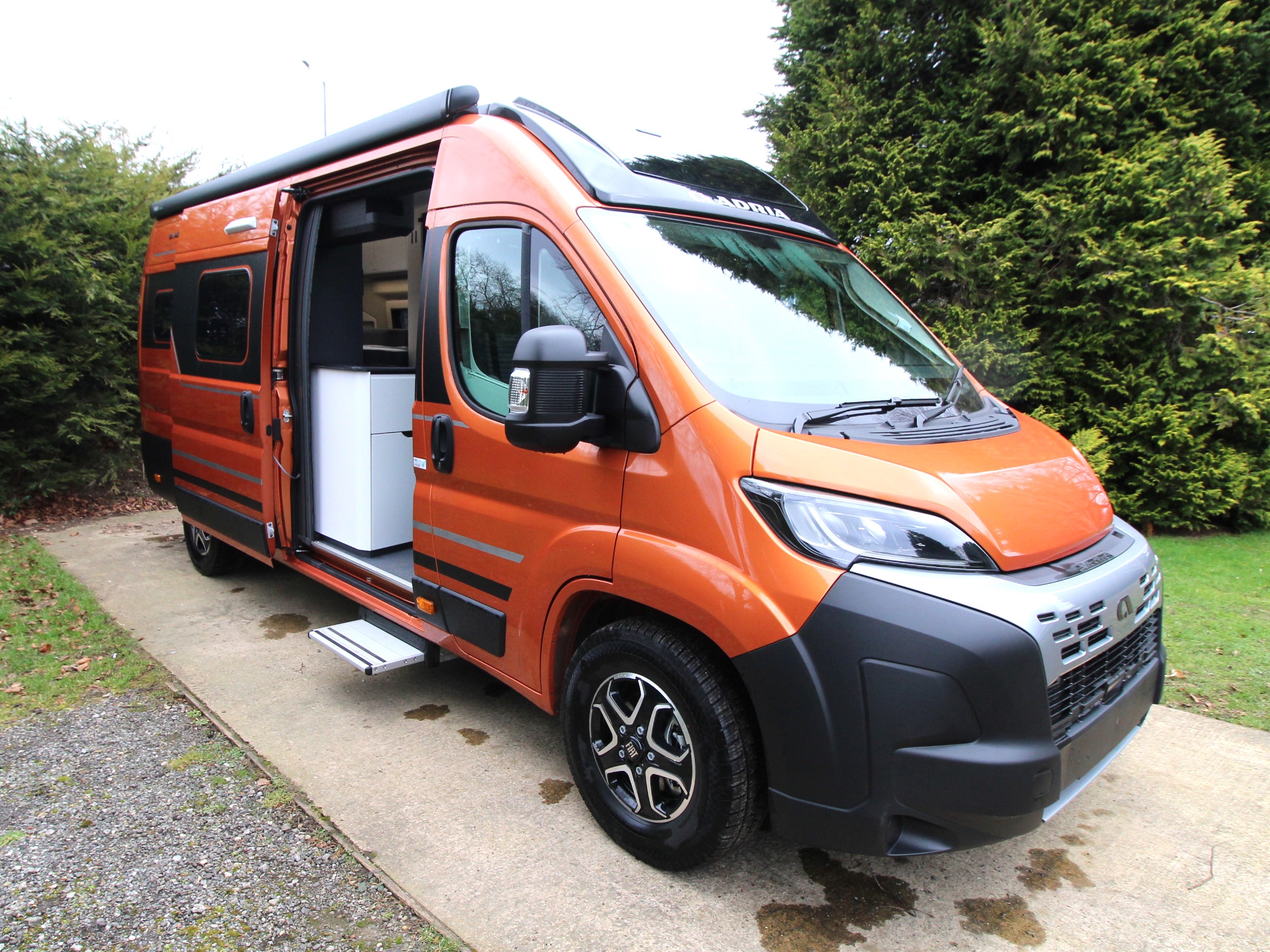 2025-adria-twin-supreme-640sgx-43-1.jpg