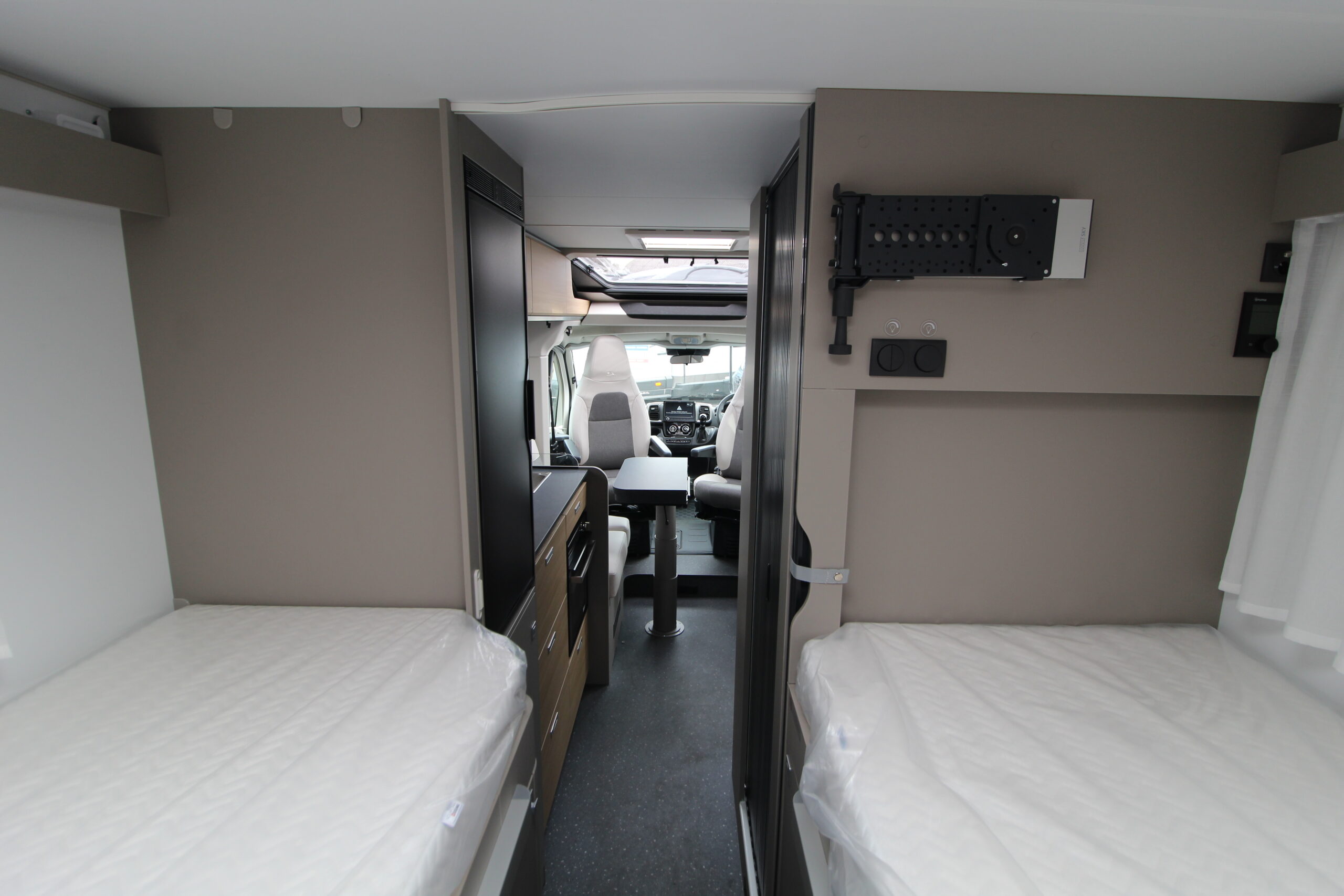 2026-adria-compact-slect-dl-11.jpg