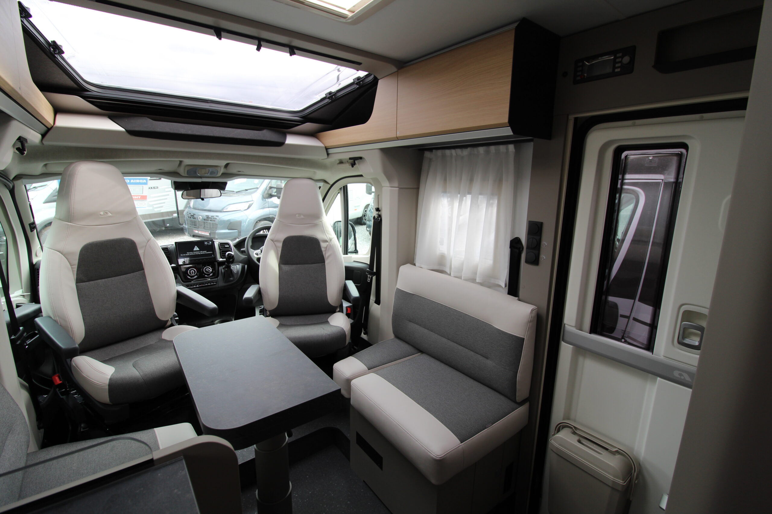 2026-adria-compact-slect-dl-32.jpg