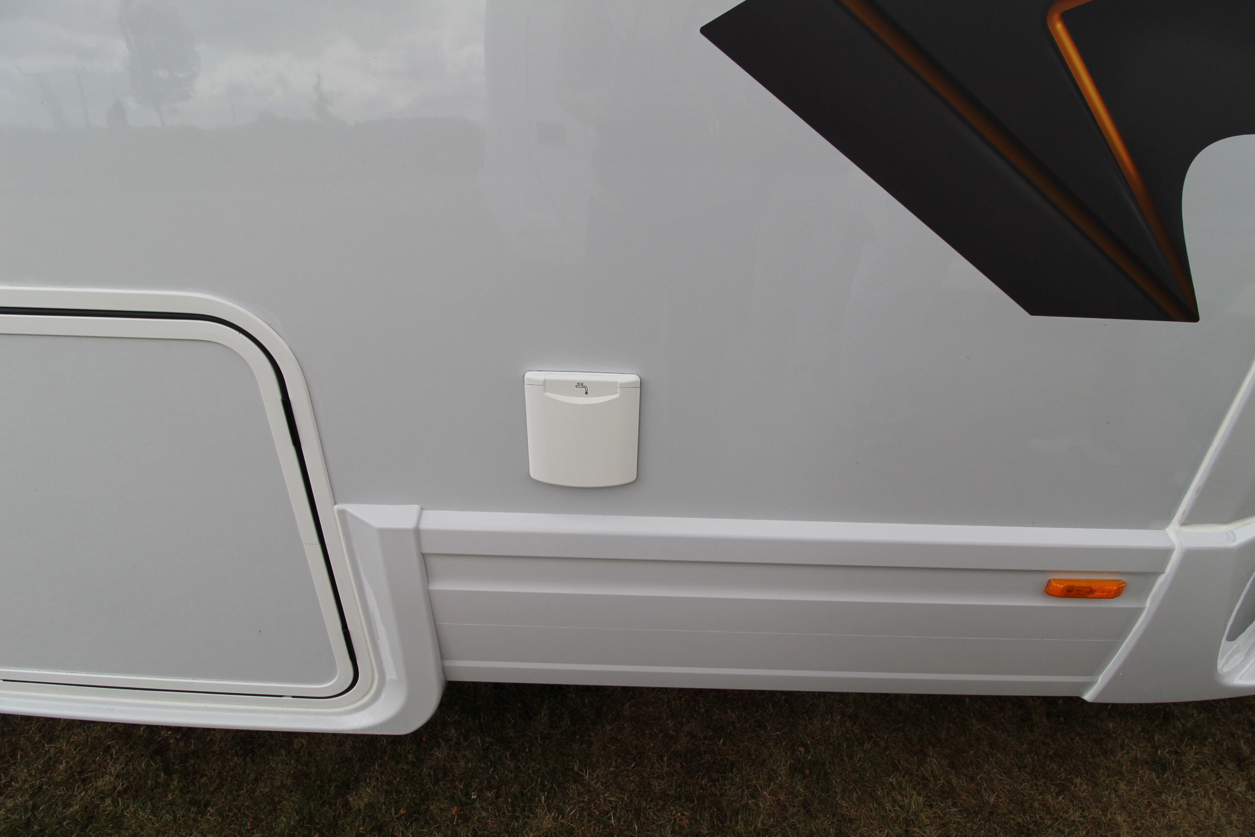 2026-coachman-565-aventura-exterior-2.jpg