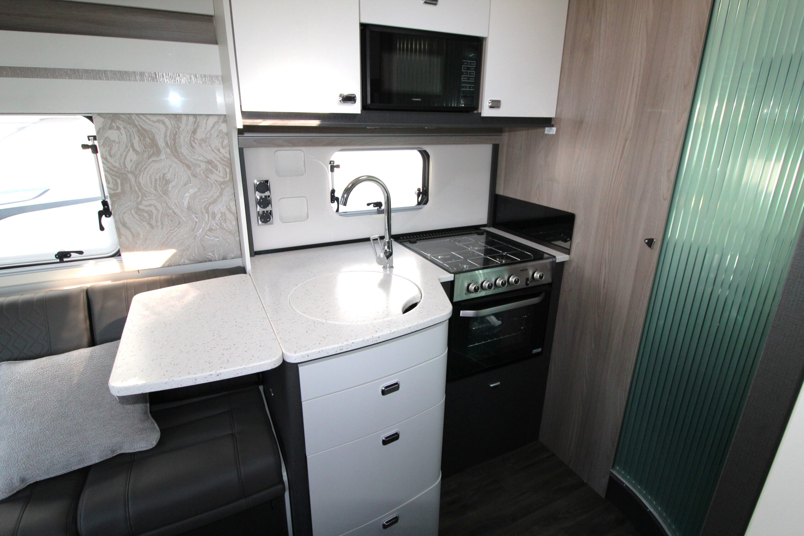 2026-escape-640-interior-10.jpg