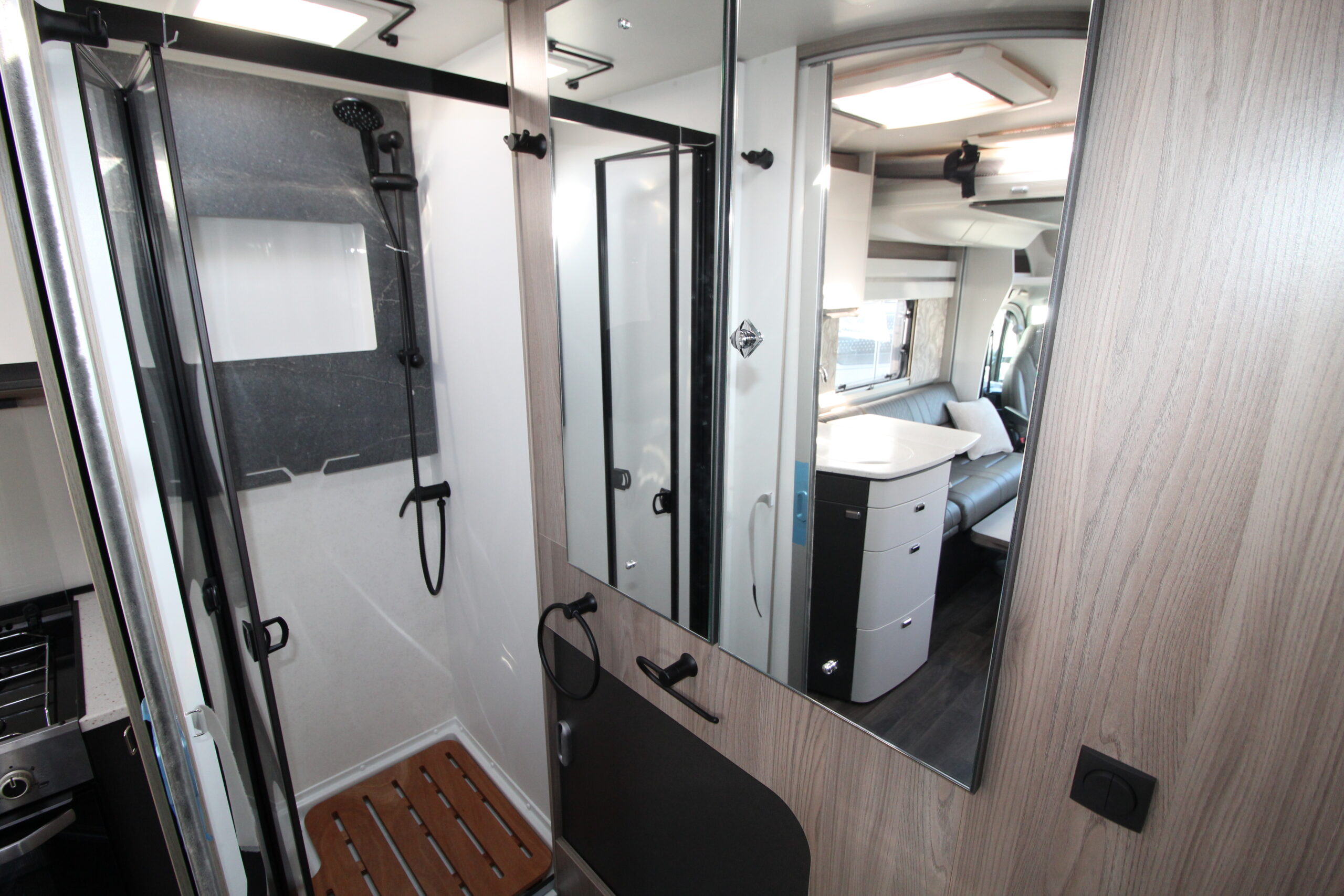 2026-escape-640-interior-18.jpg