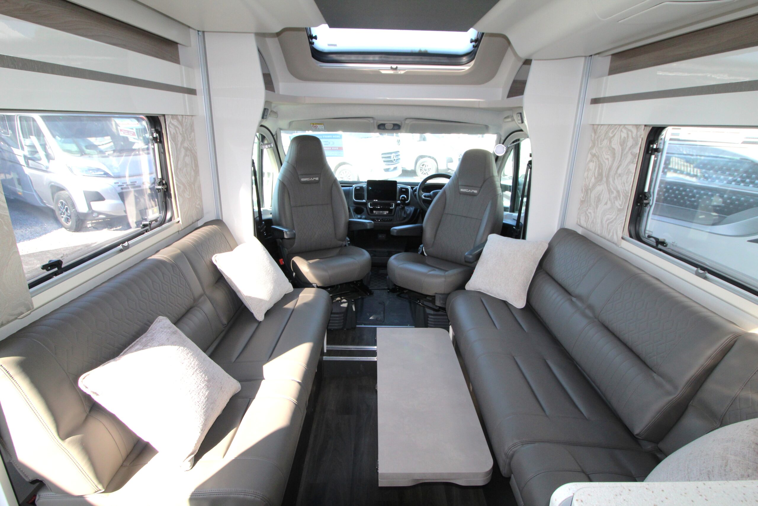 2026-escape-640-interior-3.jpg