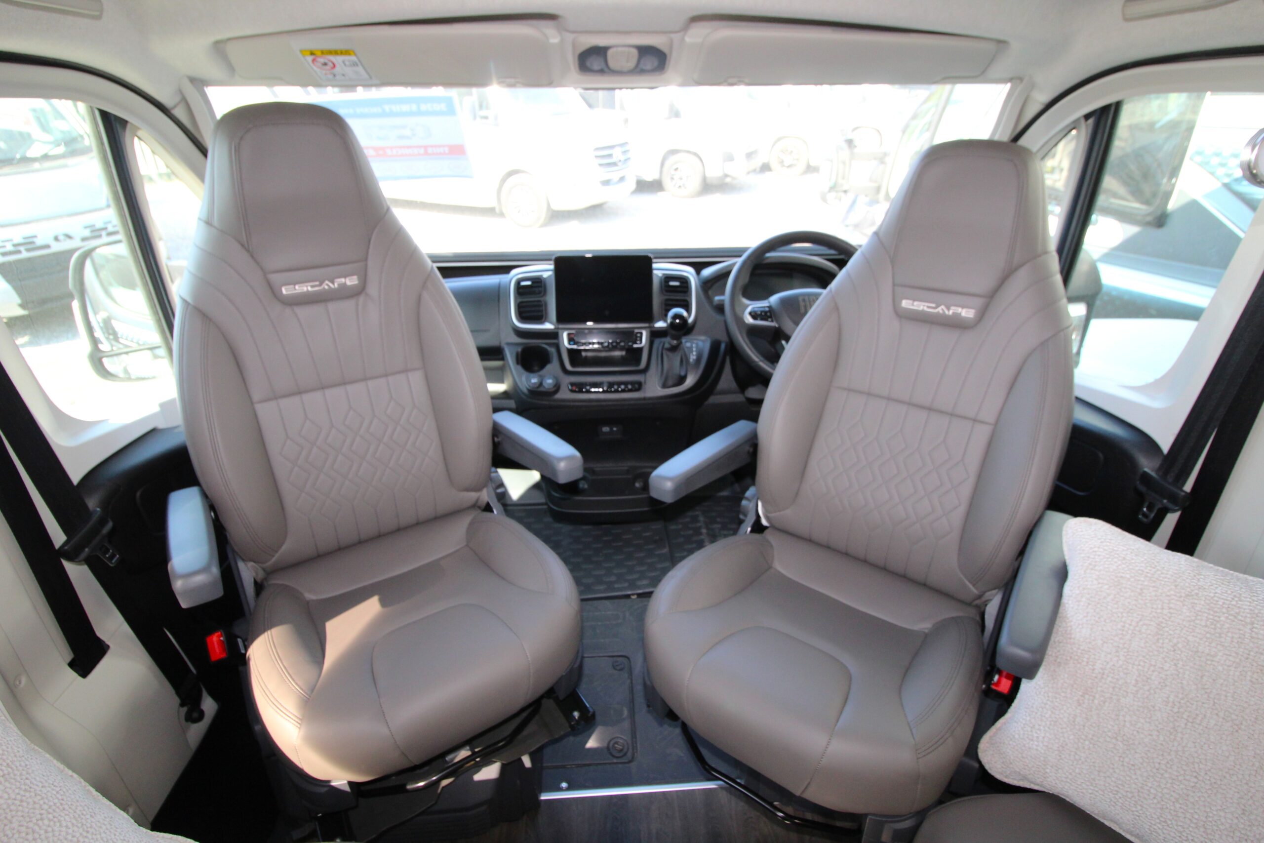 2026-escape-640-interior-5.jpg