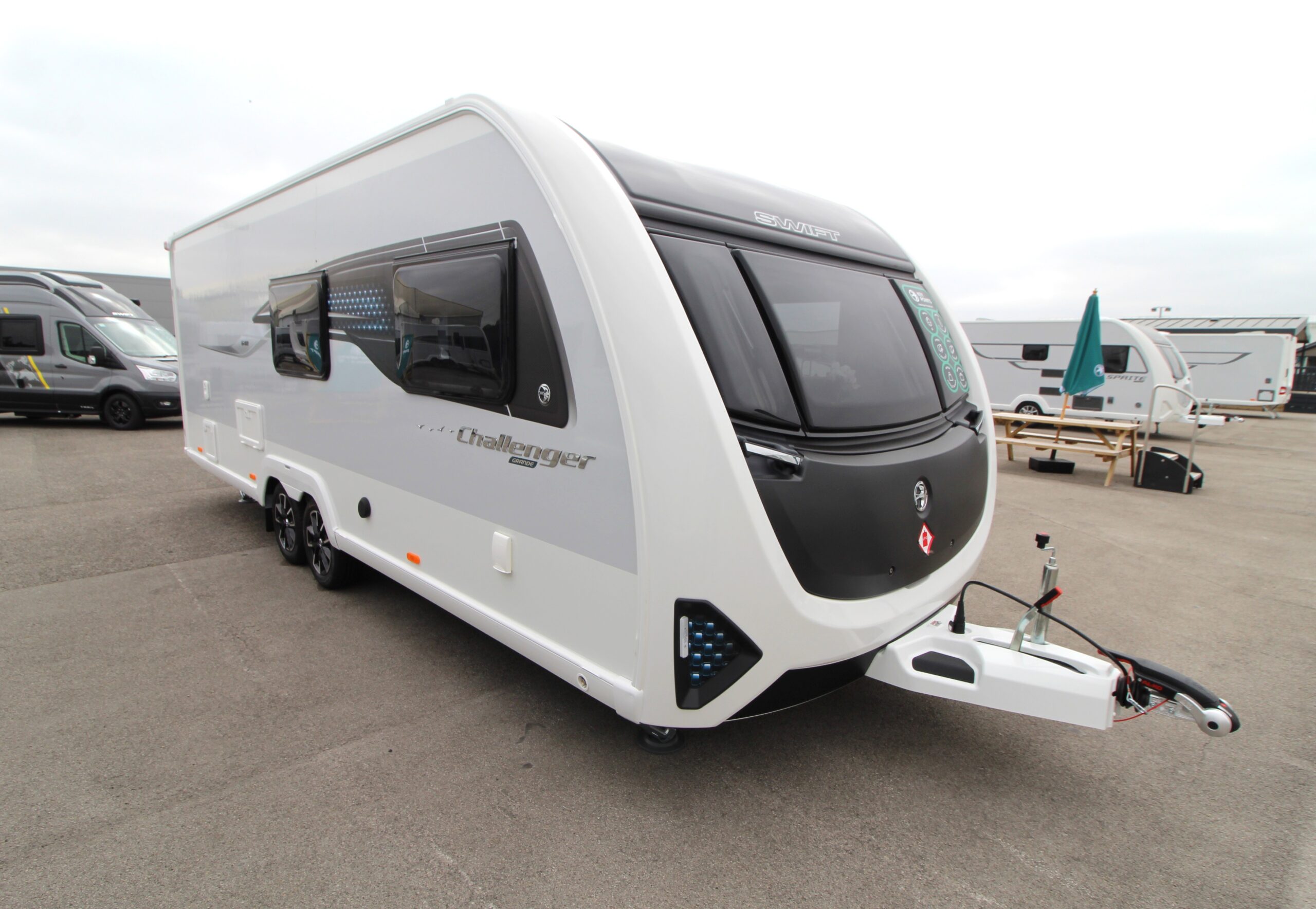2027-challenger-grande-640-11.jpg