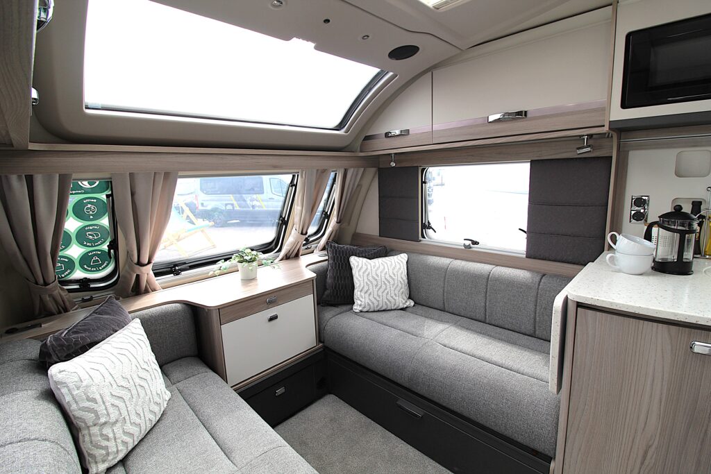 2027-conqueror-565-single-beds-10-scaled.jpg
