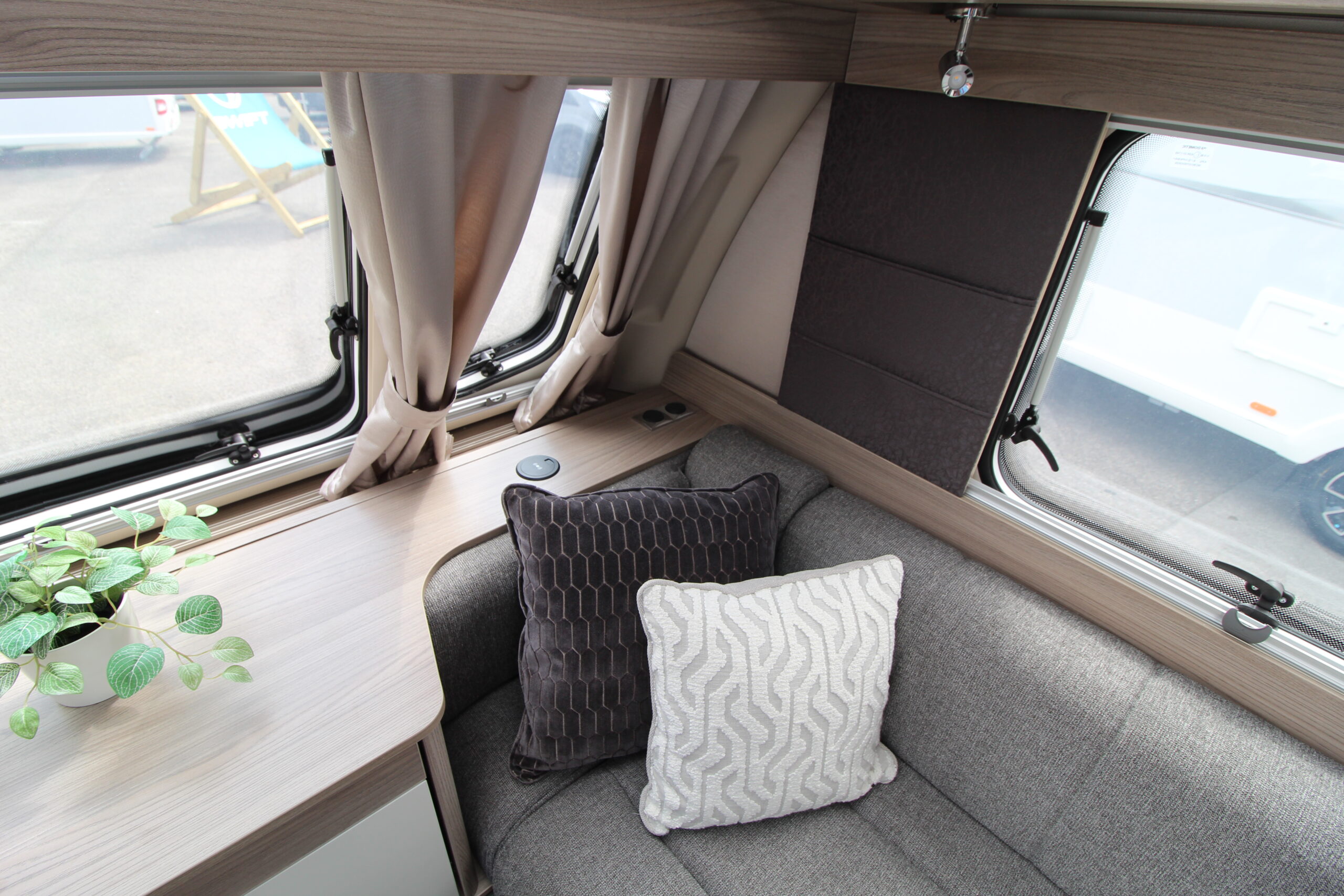 2027-conqueror-565-single-beds-12.jpg
