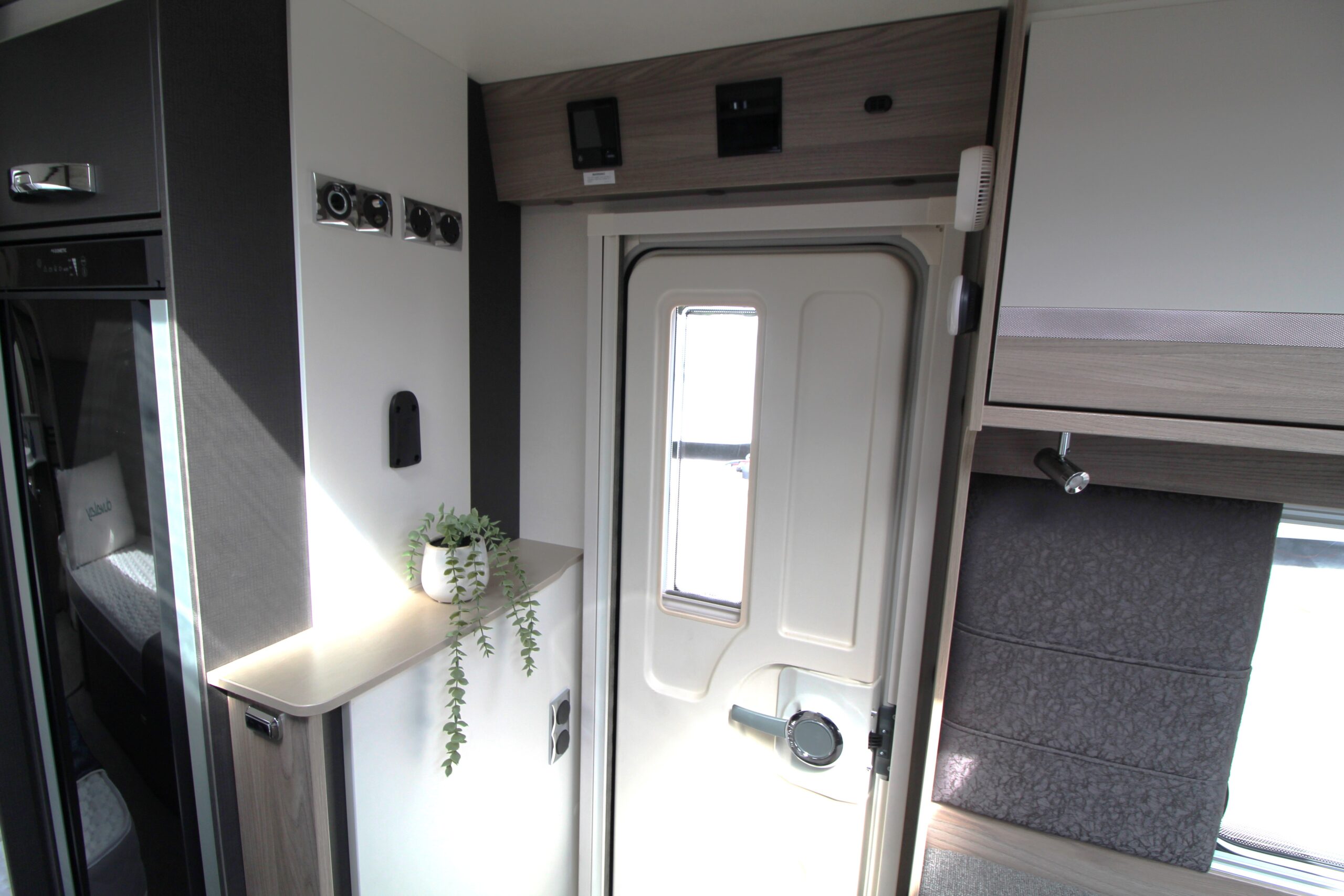 2027-conqueror-565-single-beds-18.jpg
