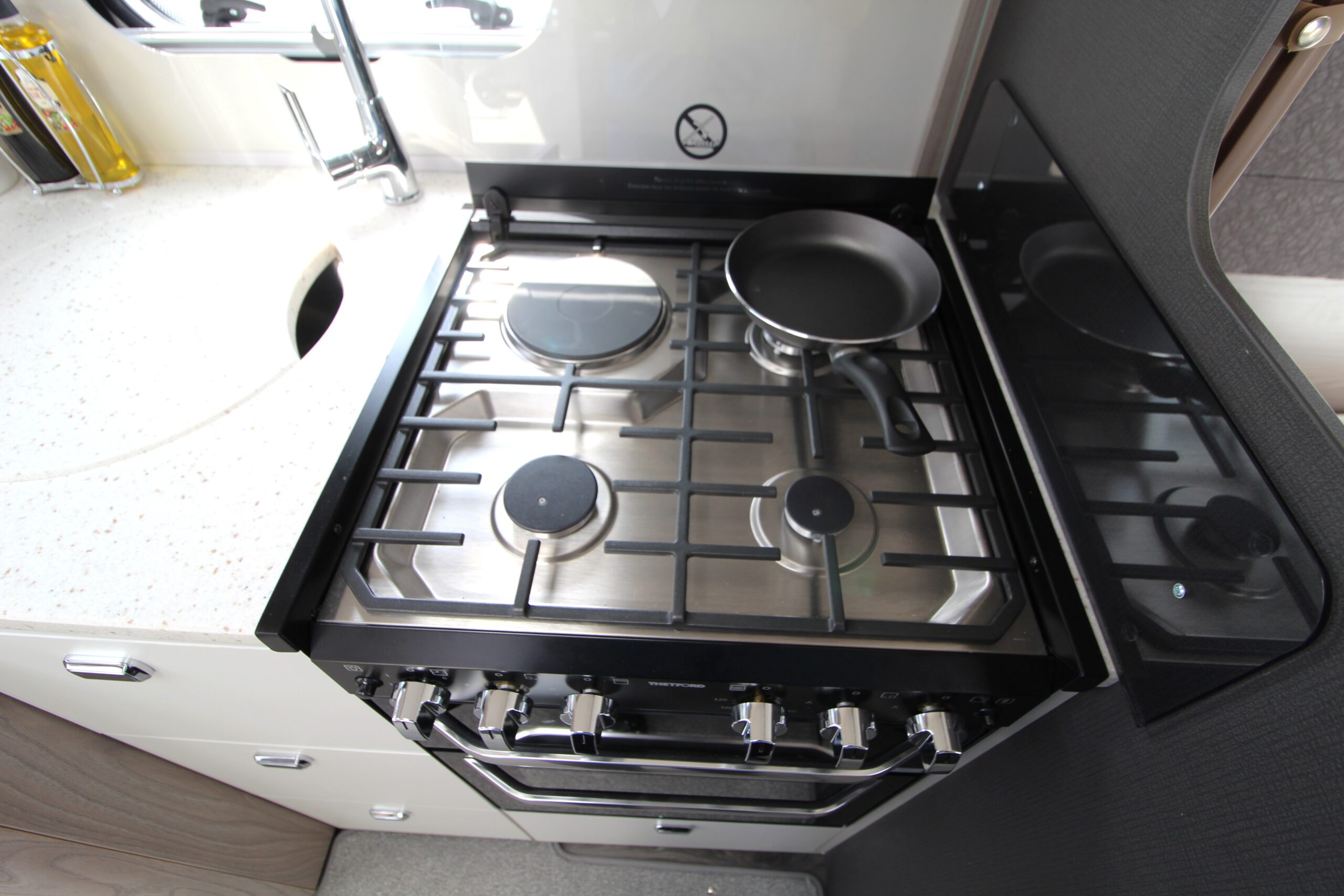 2027-conqueror-565-single-beds-25.jpg