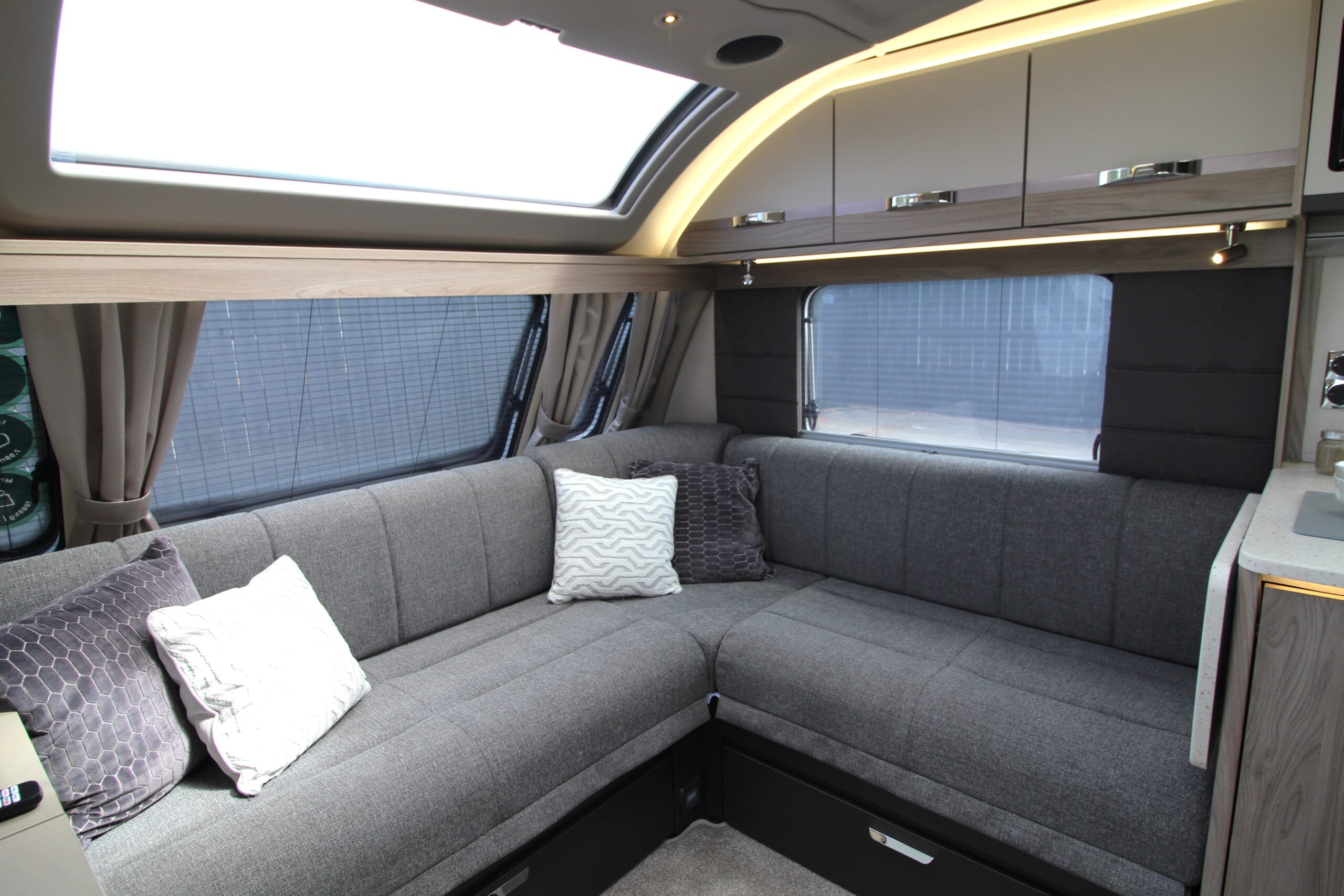 2027-conqueror-650l-26.jpg