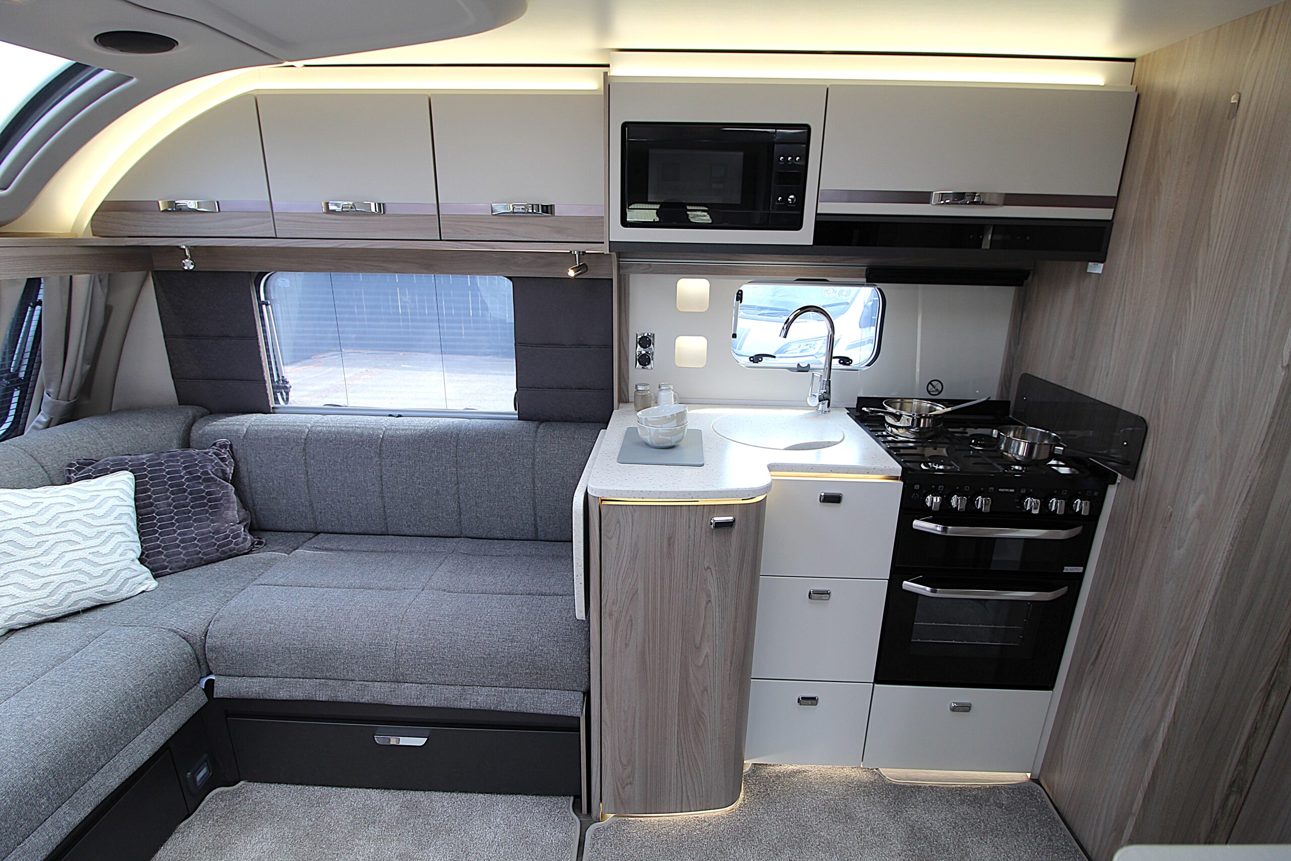 2027-conqueror-650l-28.jpg