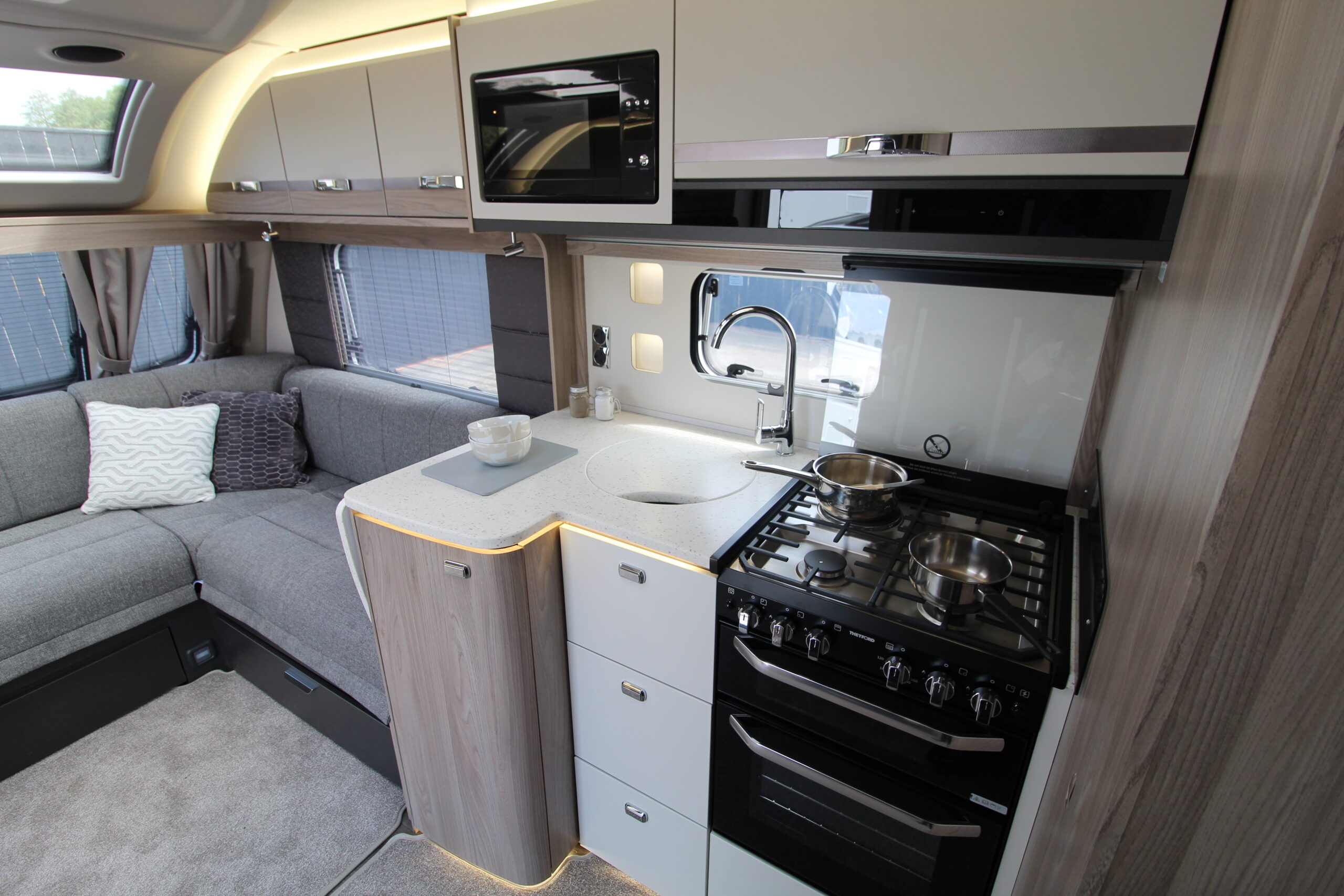 2027-conqueror-650l-30.jpg