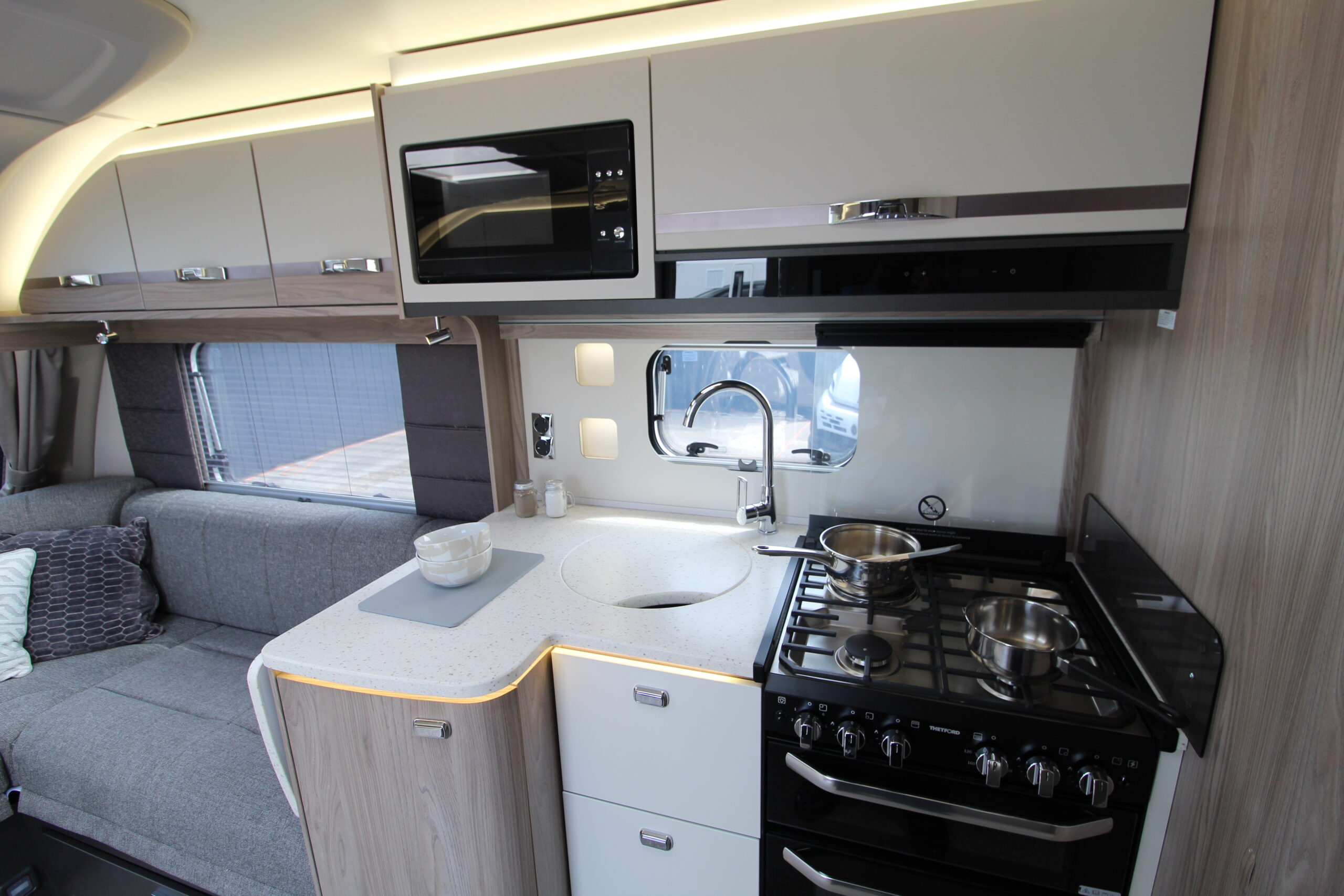 2027-conqueror-650l-32.jpg