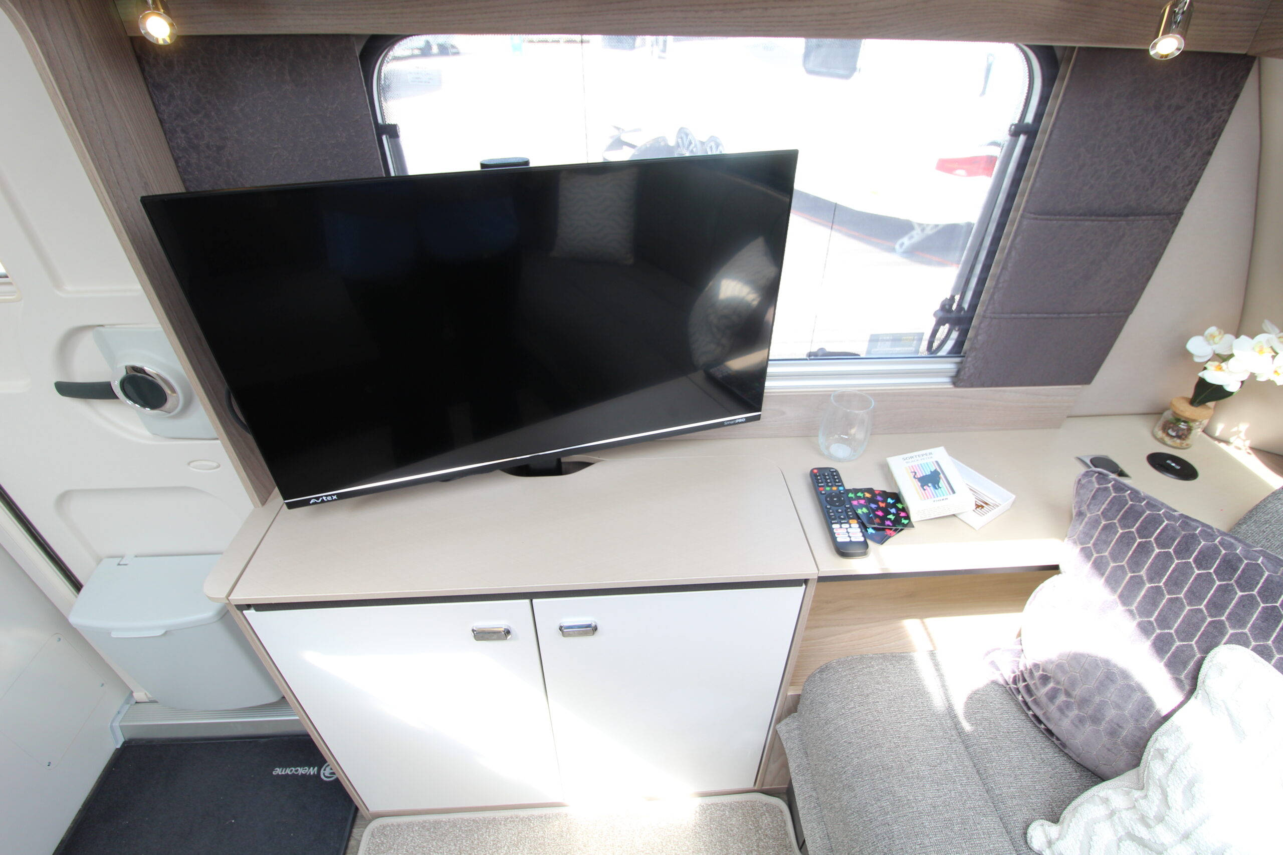 2027-conqueror-650l-34.jpg