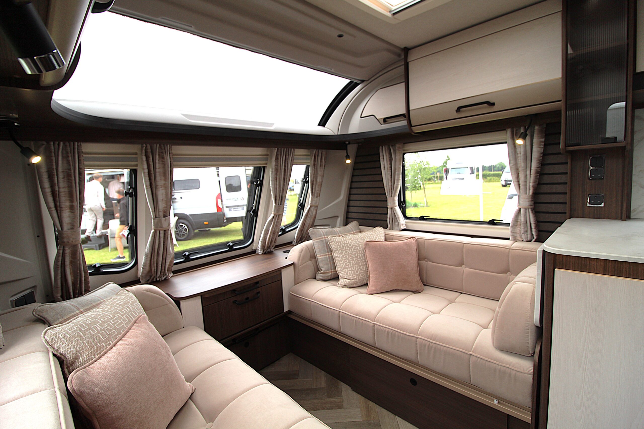 2027-vip-575-11.jpg
