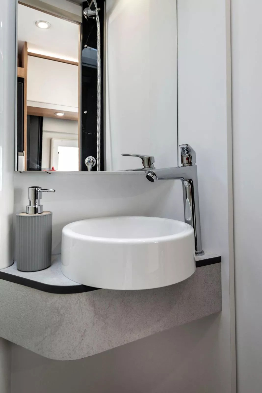 64g-bathroom_1.jpg