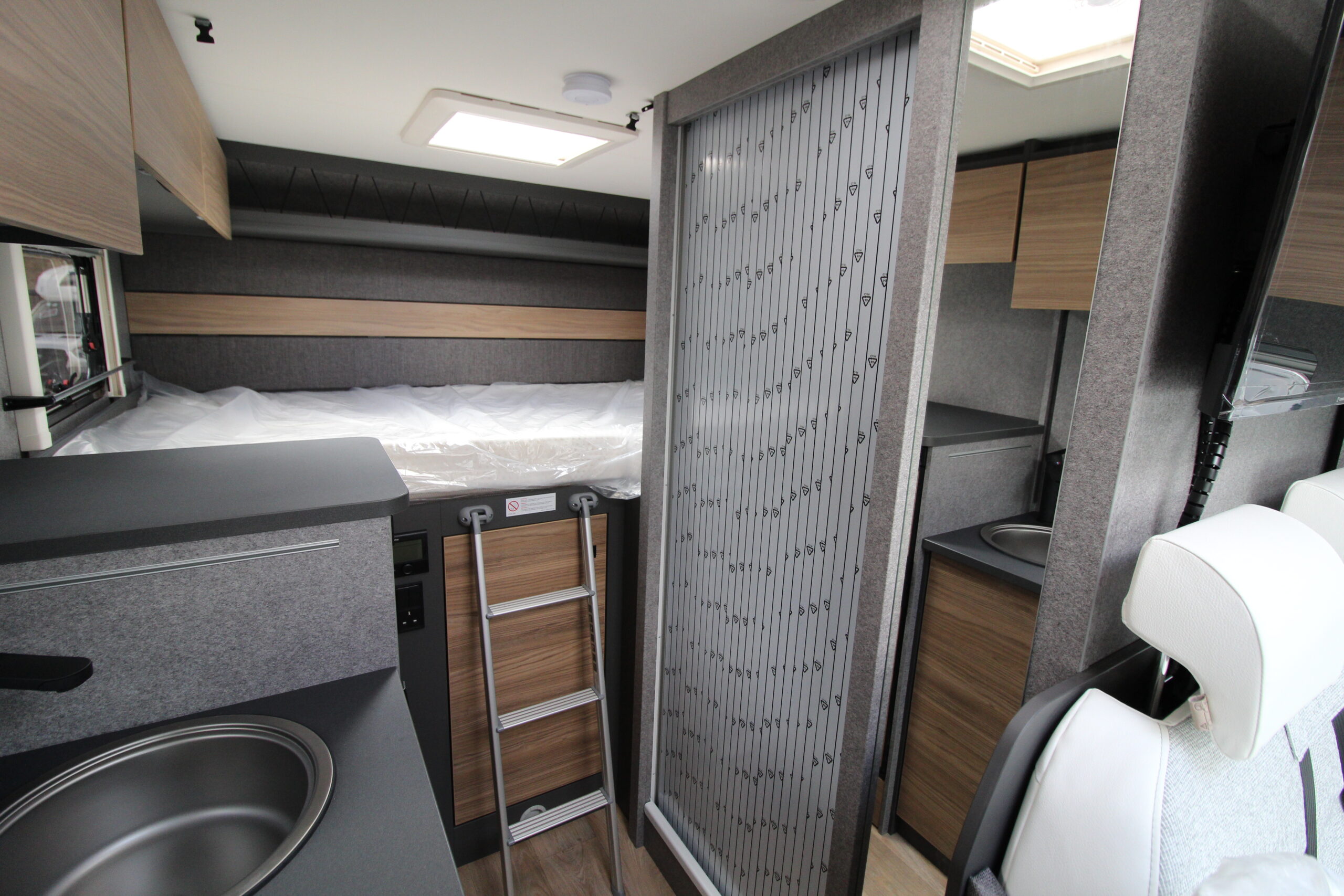 68991-2026-dethleffs-performance-t4x4-transeverse-bed-t-16-88.jpg