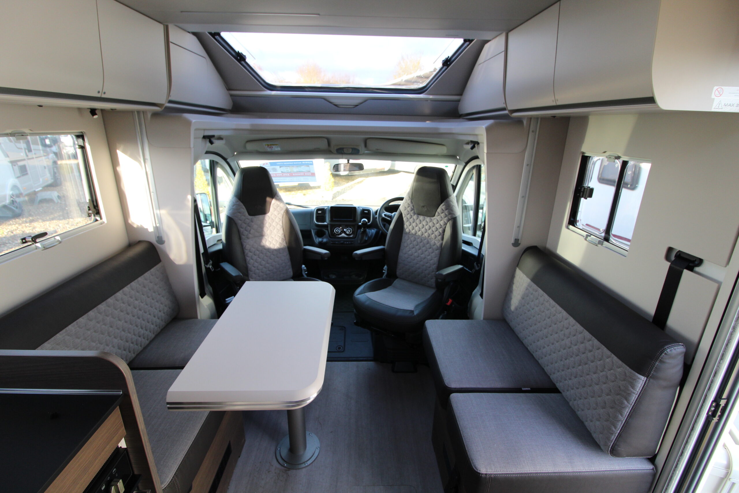 adria-matrix-supreme-670-dc-k-11-stock-55559-17_1.jpg