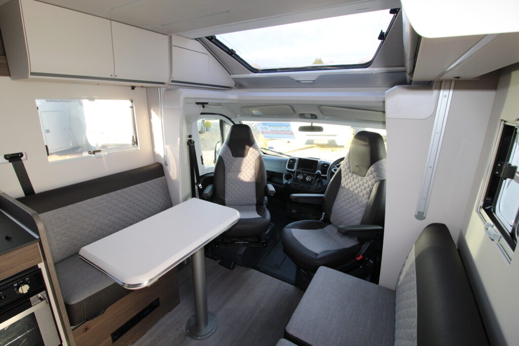 adria-matrix-supreme-670-dc-k-11-stock-55559-18_1-scaled.avif