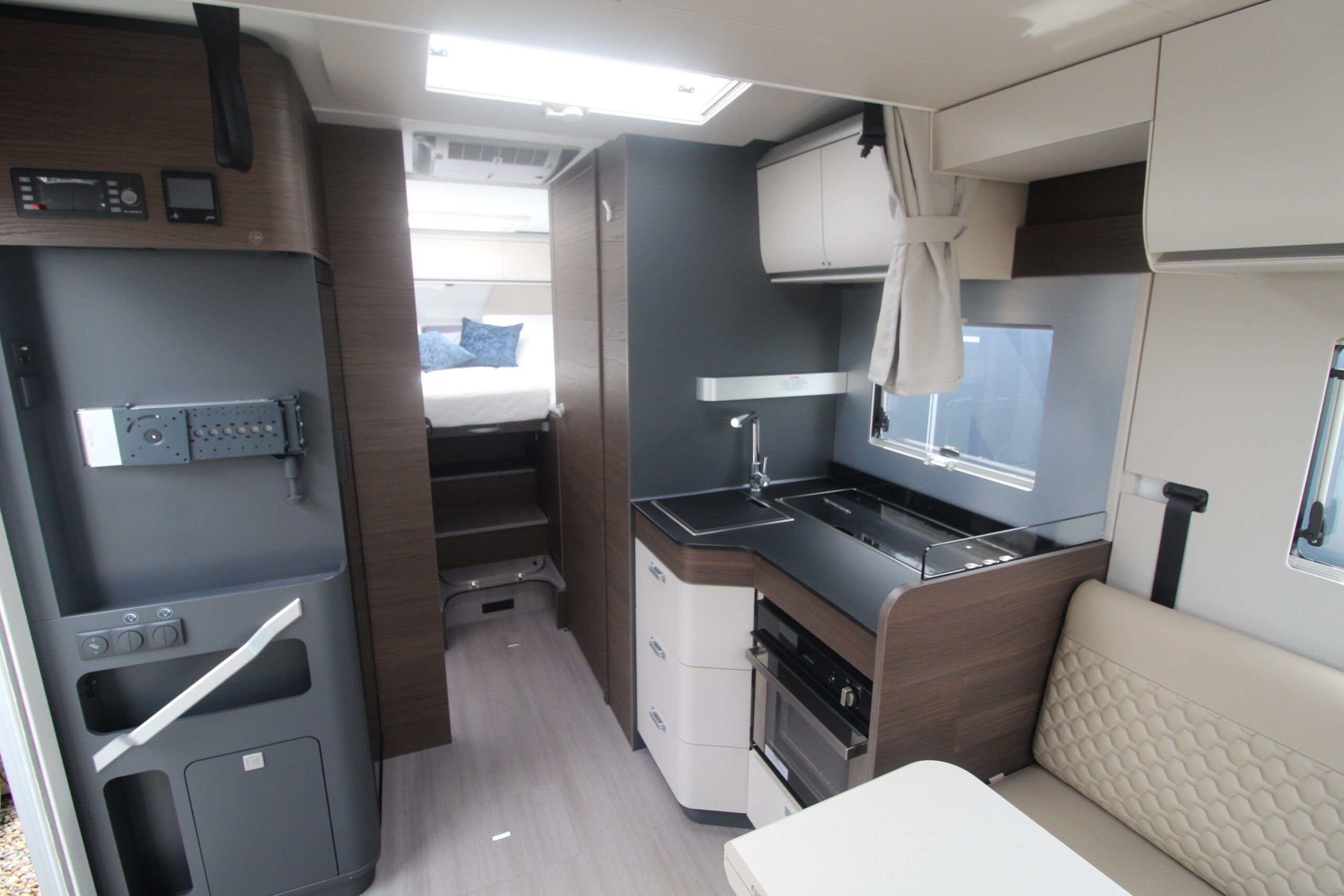 adria-matrix-supreme-670-dl-mb-key-01-27_1.jpg